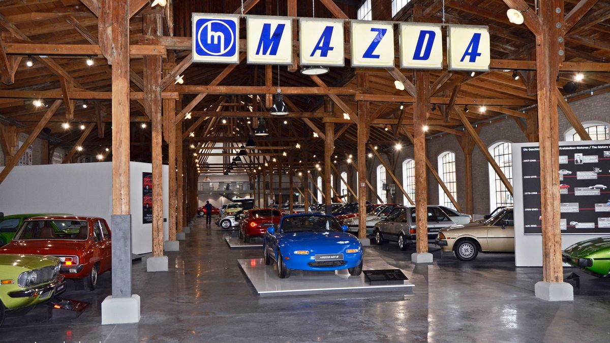 Zlokalizowane w niemieckim Augsburgu muzeum to w rzeczywistości prywatna kolekcja niemieckiego dilera Mazdy, działającego od 1978 roku, który przez lata zbierał samochody tylko tej jednej marki. Co prawda Walter Frey posiada ponad 120 aut, ale miejsca w hali - dawnej zajezdni tramwajowej - zorganizowanej przez lokalny oddział Mazdy, jest tylko na 45 eksponatów. Muzeum ma więc tę zaletę, że okresowo pojazdy będą się zmieniać.