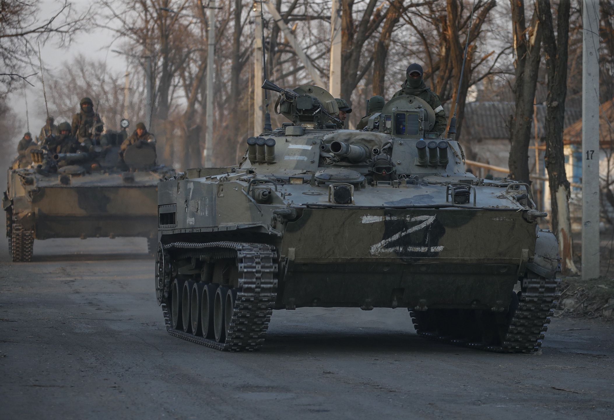 Russian servicemen drive on the infantry armoured vehicles in downtown Volnovakha, Ukraine, 26 March 2022. Troops of the self-proclaimed Donetsk People's Republic with Russian support entered Volnovakha, a small town near Donetsk. Donetsk People's Republic official said that the housing stock of the city of Volnovakha was destroyed by 85 percent, the city would have to be rebuilt. On 24 February Russian troops had entered Ukrainian territory in what the Russian president declared a 'special military operation', resulting in fighting and destruction in the country, a huge flow of refugees, and multiple sanctions against Russia. EPA/SERGEI ILNITSKY Dostawca: PAP/EPA.