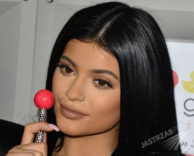 Kylie Jenner zdradza w jaki sposób powiększyła piersi i pośladki