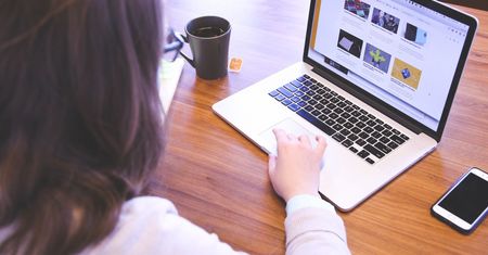 Wrocław. Uwaga na znajomości w internecie. Wrocławianka straciła 40 tys. zł