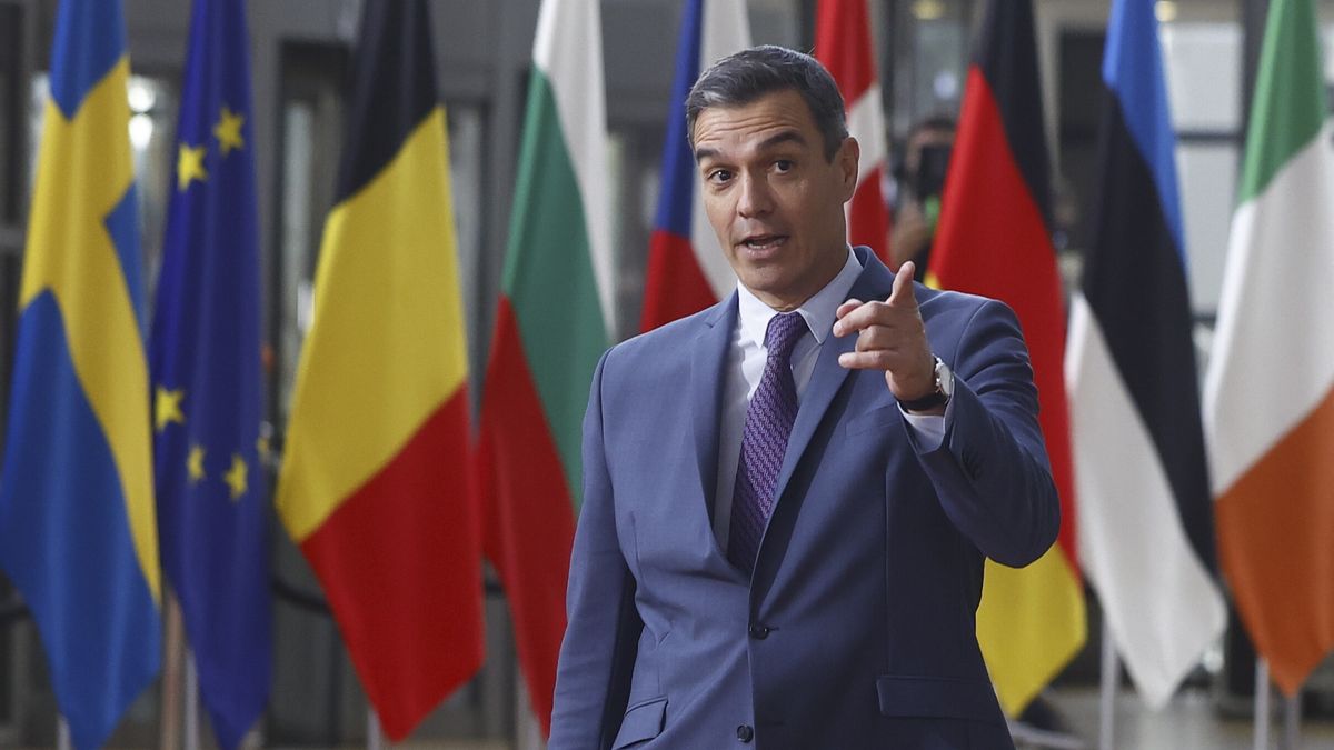 Spain's Prime Minister Pedro Sanchez during at two days EU Summit in Brussels, Belgium, 20 October 2022. Eropean leaders will discuss the latest developments in relation to Russia's war of aggression against Ukraine as well as assess the state of energy prices and security of supply. EPA/STEPHANIE LECOCQ Dostawca: PAP/EPA.