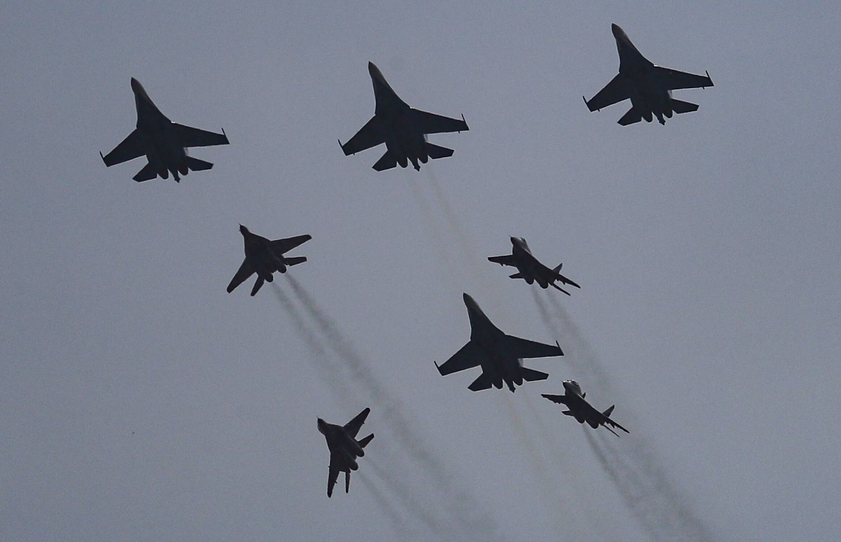 MAKS 2021 International Aviation and Space Salon in Zhukovskyepa09354974 Russian Air Force aerobatic teams 'Strizhi' (Swifts) on MiG-29 and 'Russian Knights' in Su-27 aircraft perform during air show at the MAKS 2021 International Aviation and Space Salon in Zhukovsky outside Moscow, Russia, 20 July 2021. The International Aviation and Space Salon MAKS 2021 take place from 20 to 25 July.  EPA/SERGEI ILNITSKY 
Dostawca: PAP/EPA.SERGEI ILNITSKY
