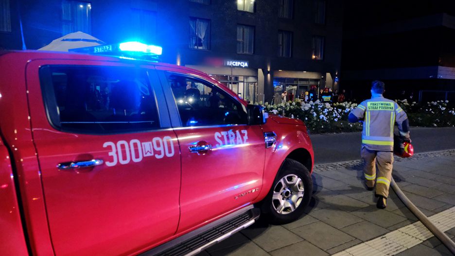 Jelenia Góra. Pijany kierowca potrącił dwie osoby. Jego auto spłonęło