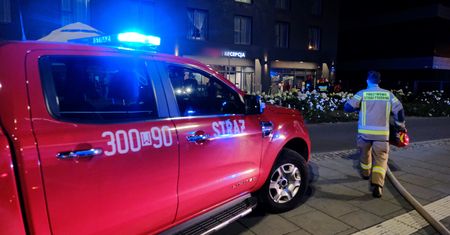 Jelenia Góra. Pijany kierowca potrącił dwie osoby. Jego auto spłonęło