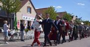 Łeba: Mieszkańcy zatańczyli poloneza na deptaku