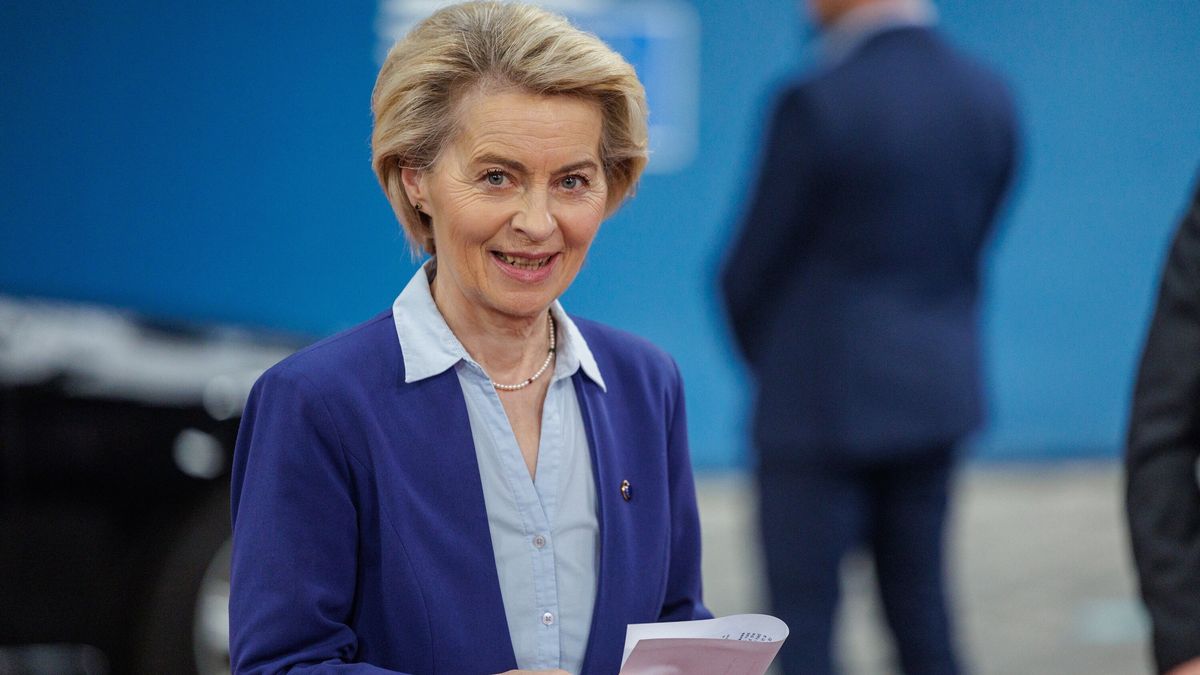 Serbian President Aleksandar Vucic visits Brussels
epa11987740 European Commission President Ursula von der Leyen arrives to meet European Council President Antonio Costa and the President of Serbia Aleksandar Vucic (both not pictured( at the EU Council in Brussels, Belgium, 25 March 2025.  EPA/OLIVIER MATTHYS 
Dostawca: PAP/EPA.
OLIVIER MATTHYS
European Union, EU, EU Council, meeting, diplomacy