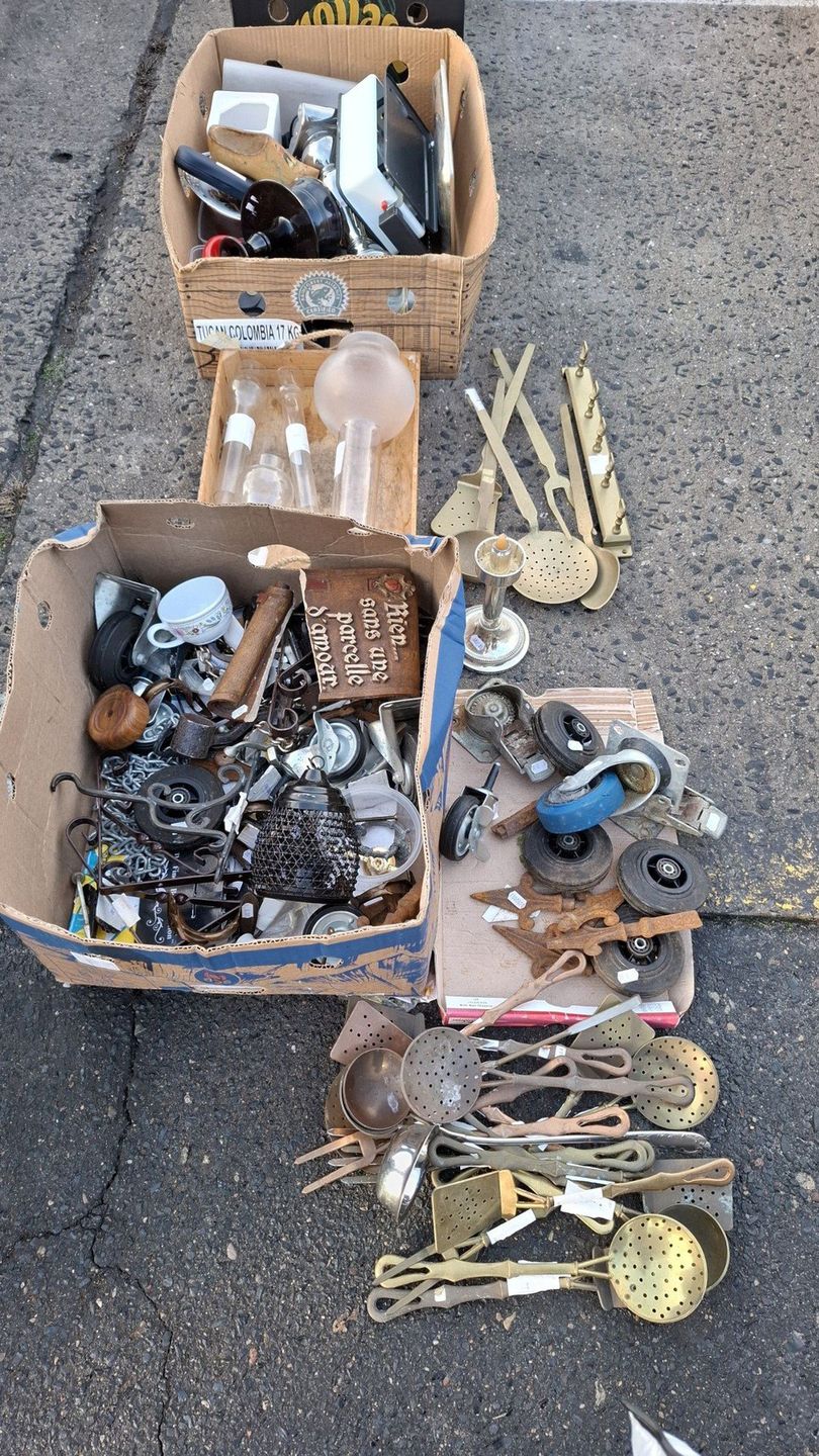 Skarby z giełdy staroci w Zielonej Górze. Monety, szkło, figurki, narzędzia i PRL-owskie klimaty - sprawdziliśmy, co warto upolować