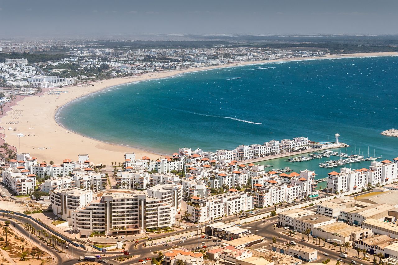 Agadir przyciąga tłumy turystów uwielbiających plażowanie 