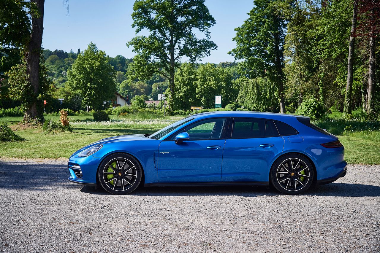 Porsche Panamera Turbo S E-Hybrid Sport Turismo - limuzyna z osiągami supersamochodu, którą już teraz można kupić w salonach Porsche. To, co ją wyróżnia to napęd hybrydowy, który z jednej strony - jest przyjazny środowisku, gdy toczymy się przez miasto, a z drugiej - generuje aż 680 KM, które katapultują ten wóz do 100 km/h w 3,4 s.