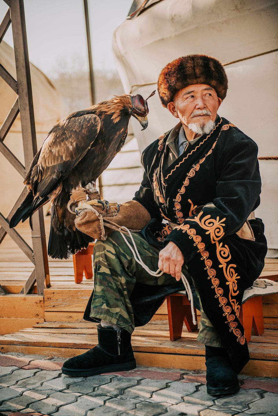 Patryk Biegański sfotografował kazachskiego trenera orłów. Ta więź jest piękna 5