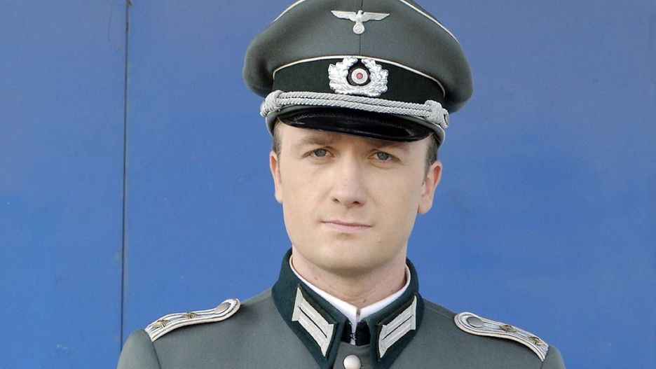 Bartłomiej Kasprzykowski jako Hans Klopss w serialu "Halo, Hans!"