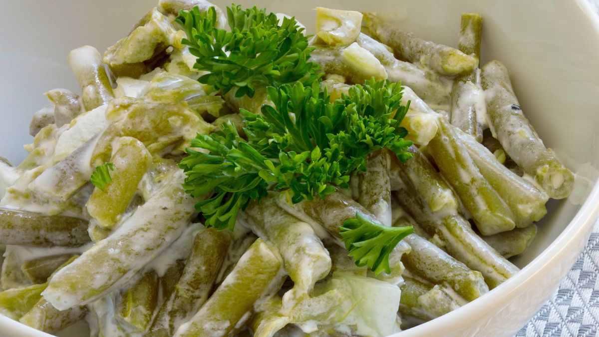 Fasolka szparagowa w śmietanie to smaczny dodatek do obiadu