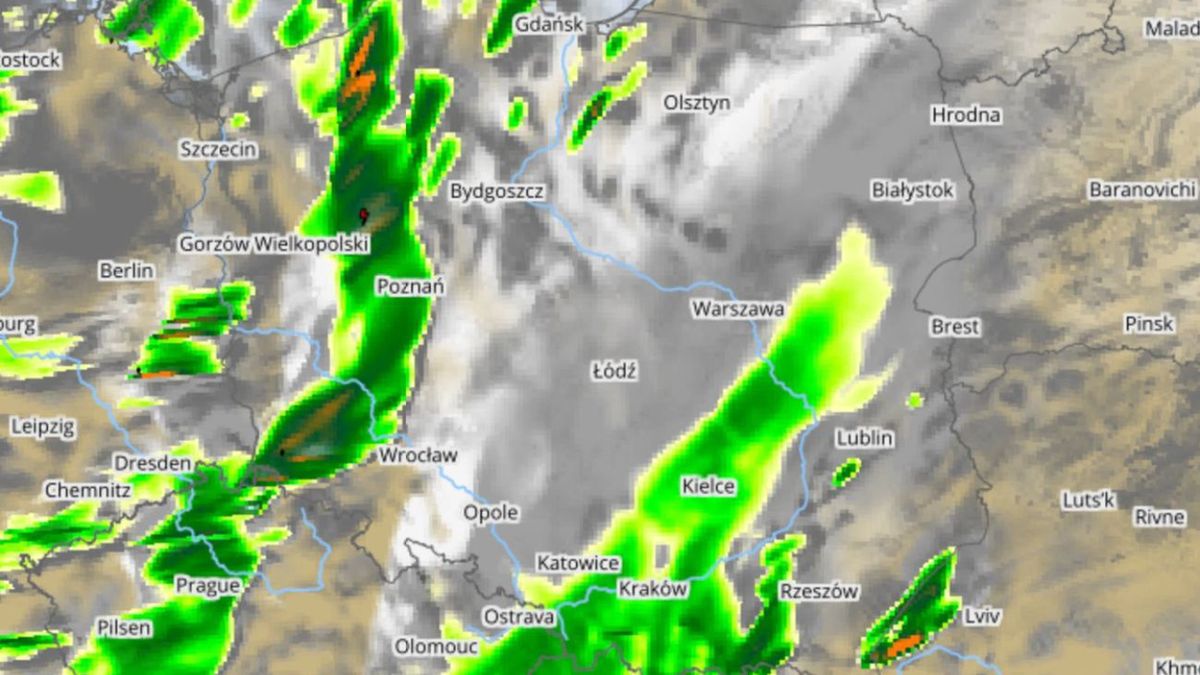 Rozległy front burzowy przebiegający przez Polskę 