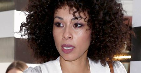 Omenaa Mensah z gigantycznym afro. Nie chcielibyście za kimś takim siedzieć w kinie