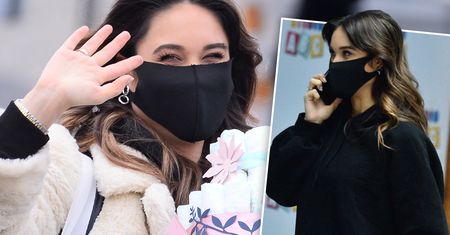 Obładowana prezentami ciężarna Ida Nowakowska wychodzi z TVP. Krągłości gwiazdy na celowniku paparazzi