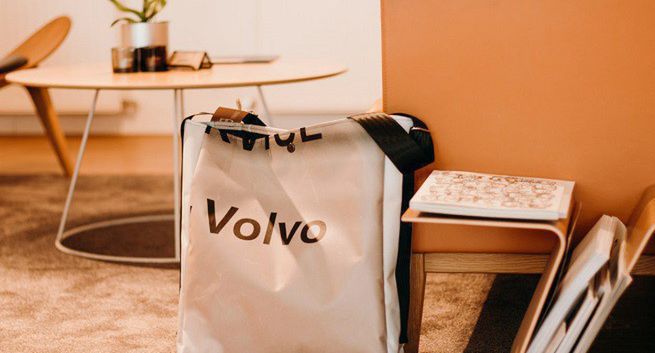Torby z odpadów i starych pasów bezpieczeństwa w salonie Volvo