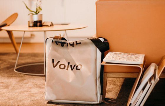 Torby z odpadów i starych pasów bezpieczeństwa w salonie Volvo