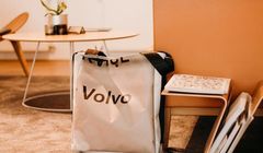 Torby z odpadów i starych pasów bezpieczeństwa w salonie Volvo