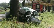 Tragiczny wypadek pod Wrocławiem. Samochód osobowy z impetem wjechał w drzewo. Kierowca zginął na miejscu