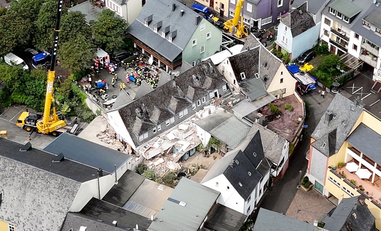 For many hours, rescue workers could not extract a living woman from the rubble of a hotel in Germany.