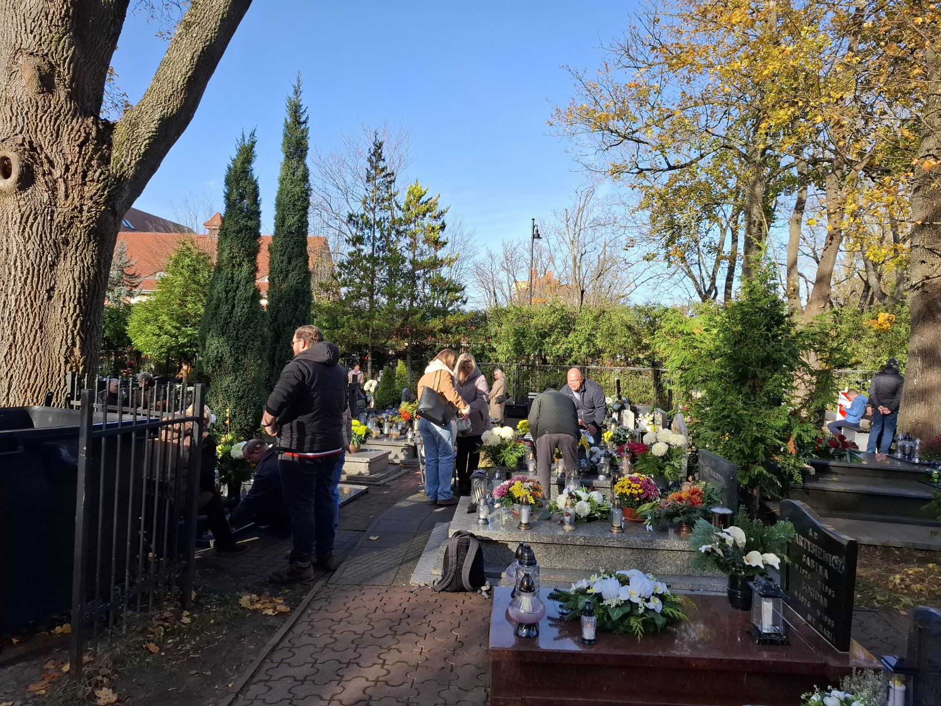 1 listopada na starym cmentarzu w Ustce.