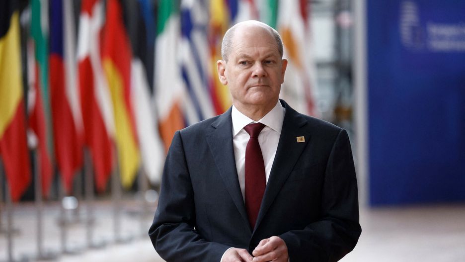 Szczyt Unii Europejskiej w Brukseli
Germany's Chancellor Olaf Scholz arrives for a EU Summit, at the EU headquarters in Brussels, on March 23, 2023. - The two-day summit of the 27 European Union leaders in Brussels aims to build on previous European Council meetings where EU leaders will discuss the latest developments including continued EU support for Ukraine, the economy, energy, and migration. (Photo by Kenzo TRIBOUILLARD / AFP)
KENZO TRIBOUILLARD