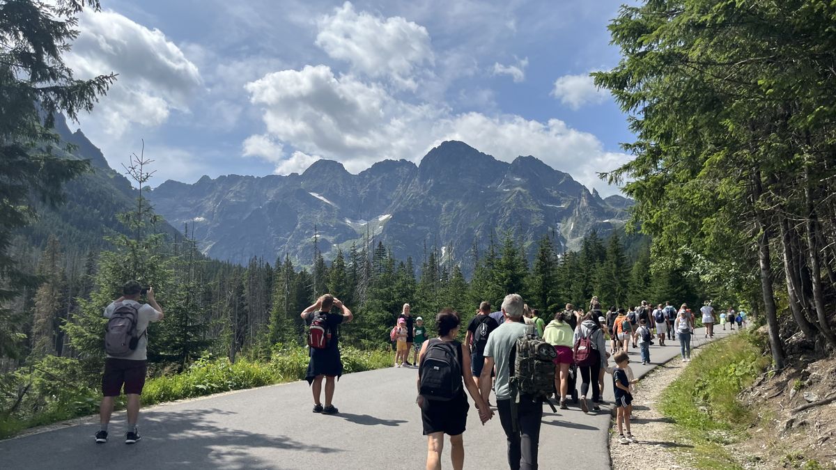 Słoneczna niedziela nad Morskim Okiem