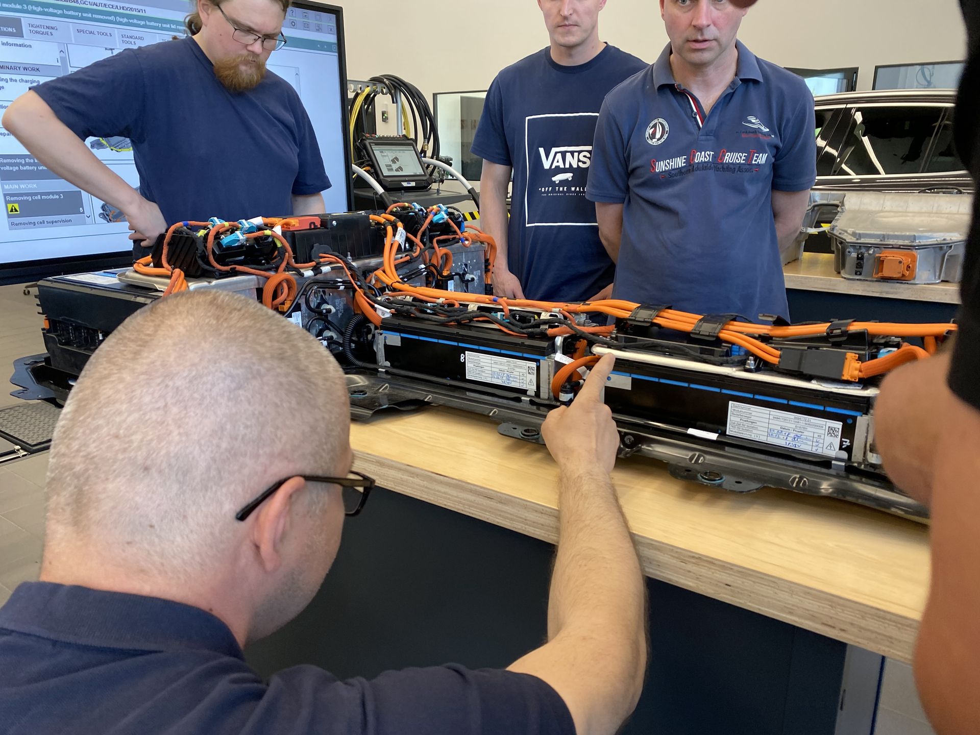 Pomarańczowe elementy to potencjalne zagrożenie. Mechanik może je dotknąć pod kilkoma warunkami