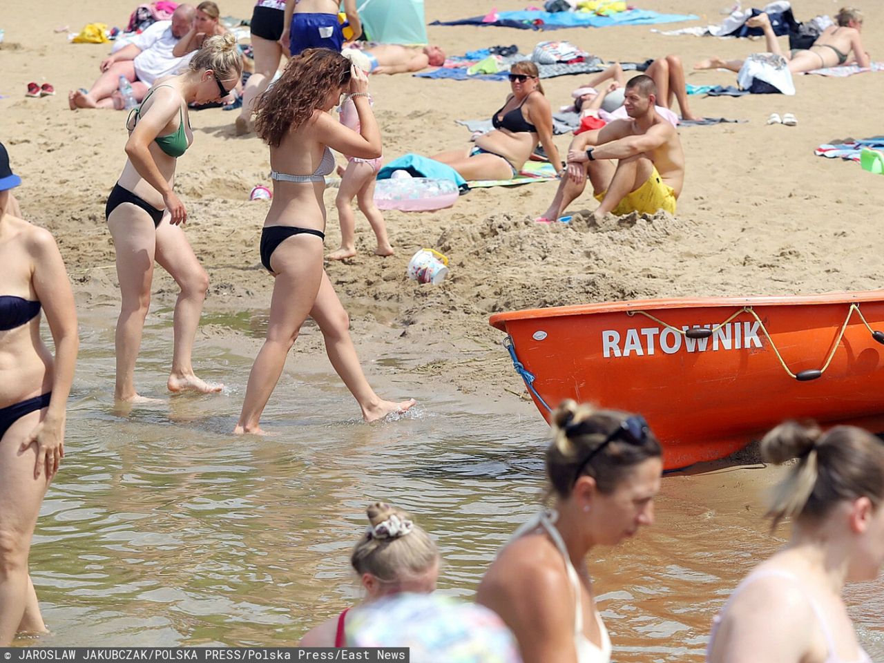 Zarabiają nawet 700 zł. Cały dzień spędzają na plaży