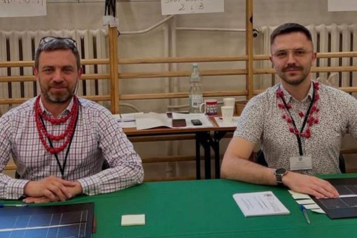 Członkowie komisji wyborczej w czerwonych koralach. W sieci wrze