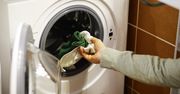 Wlej szklankę do prania. Proszki mogą się schować
