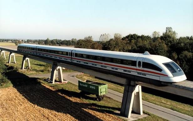 Niemiecki pociąg magnetyczny korzystający z technologii Transrapid