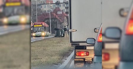 Kolizje z udziałem autobusów i trolejbusów, dachowanie smarta. Trudne warunku na ulicach Lublina