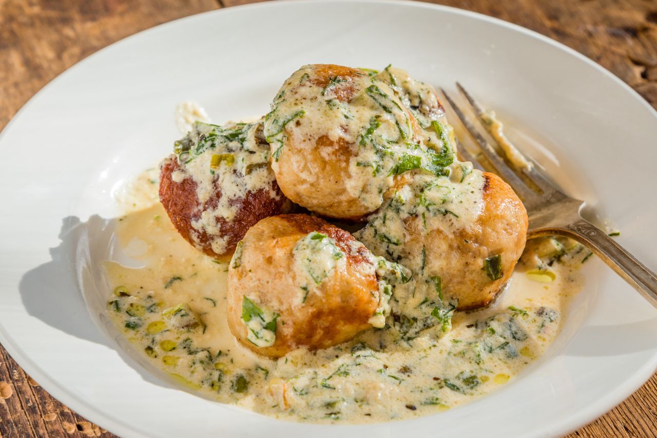 Delikatne pulpeciki z indyka w lekkim sosie z marchewką i koperkiem