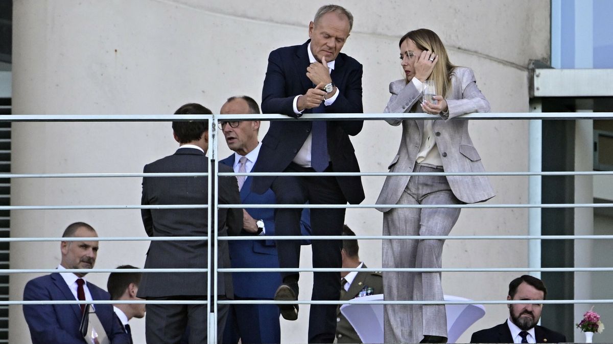 Spotkanie grupy E5 w Berlinie
Italy's Prime Minister Giorgia Meloni (R) talks with Poland's Prime Minister Donald Tusk (2nd R) as in background can be seen German Chancellor Friedrich Merz talking with France's President Emmanuel Macron as they stand on a terrace of the Chancellery at the start of a meeting with state leaders of the European Group of Five (E5) and the NATO Secretary General on June 24, 2026 at the Chancellery in Berlin, Germany. (Photo by Tobias SCHWARZ / AFP)
TOBIAS SCHWARZ