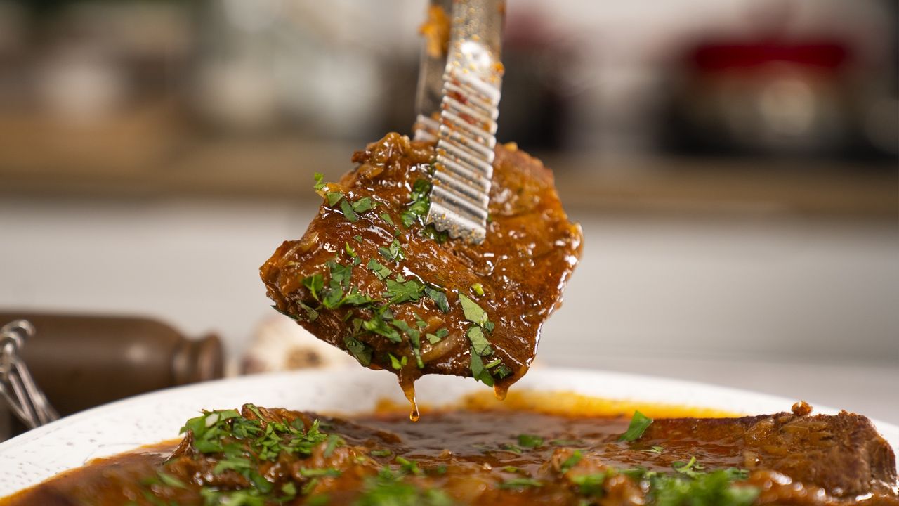 Niezawodny przepis na karkówkę w cebulowym sosie. Rozpływa się w ustach