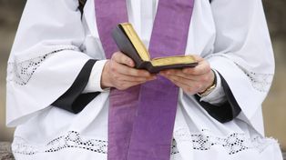 21 ofiar. Ksiądz oskarżony o molestowanie. Właśnie wyszedł z aresztu