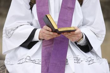 21 ofiar. Ksiądz oskarżony o molestowanie. Właśnie wyszedł z aresztu
