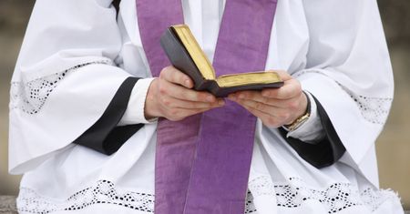21 ofiar. Ksiądz oskarżony o molestowanie. Właśnie wyszedł z aresztu
