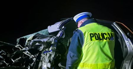 Kurzętnik: Toyota zmiażdżona po zderzeniu z ciężarówką. Nie żyje 52-latek