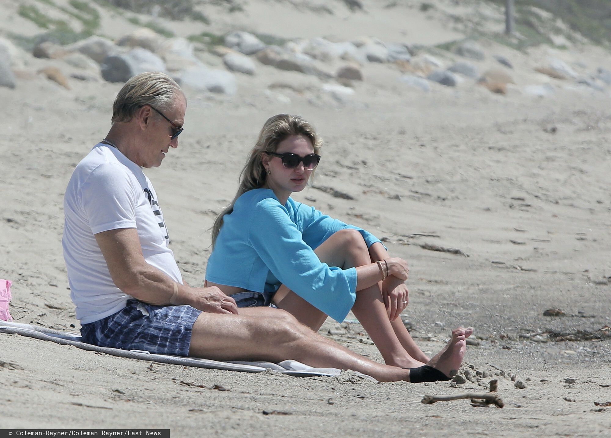 Dolph Lundgren z żoną na plaży