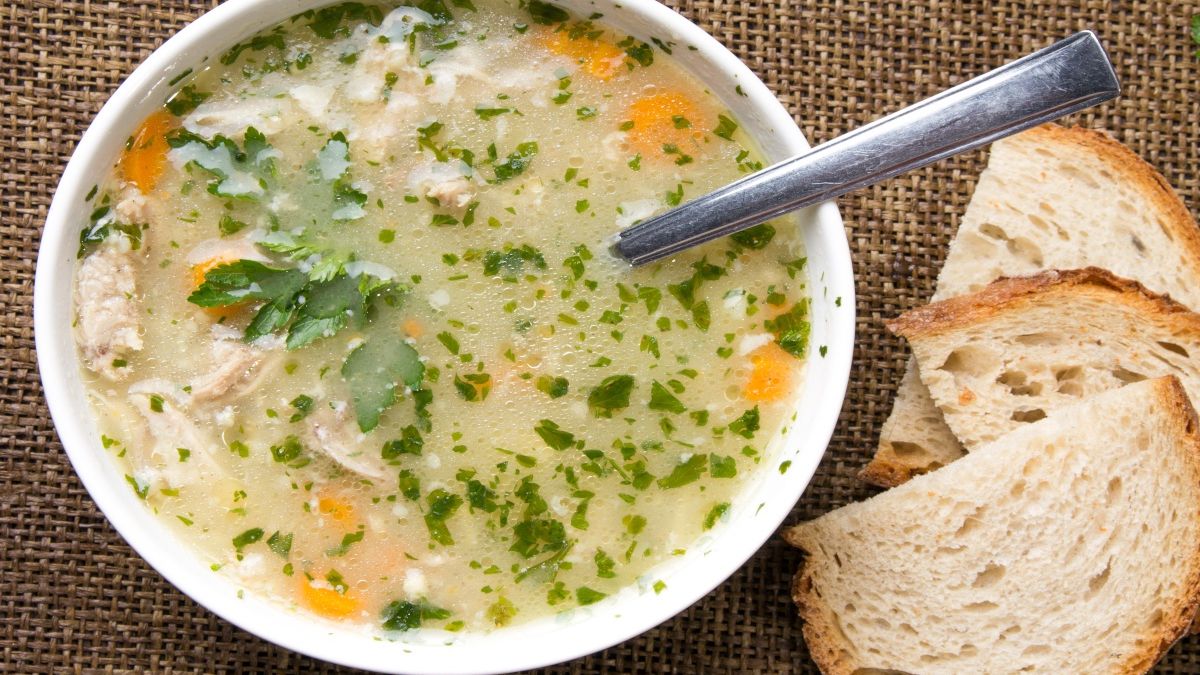 Krupnik w białej miseczce z łyżką