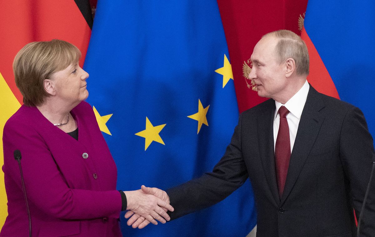 Ówczesna kanclerz Niemiec Angela Merkel i prezydent Rosji Władimir Putin podczas spotkania w 2020 r.