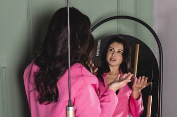 Mówisz sam do siebie? Psycholog wyjaśnia, co to naprawdę oznacza