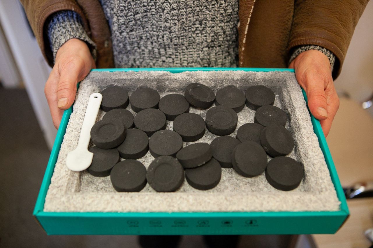 Rzeszów: Perfidne oszustwo na pokazie handlowym. Zamiast robota sprzątającego dostał... brykiet do grilla