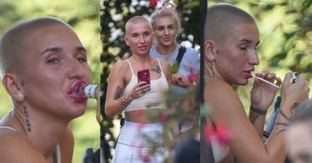 Marta Linkiewicz z fajką w buzi chwali się torebką koleżance Zuzi (ZDJĘCIA)
