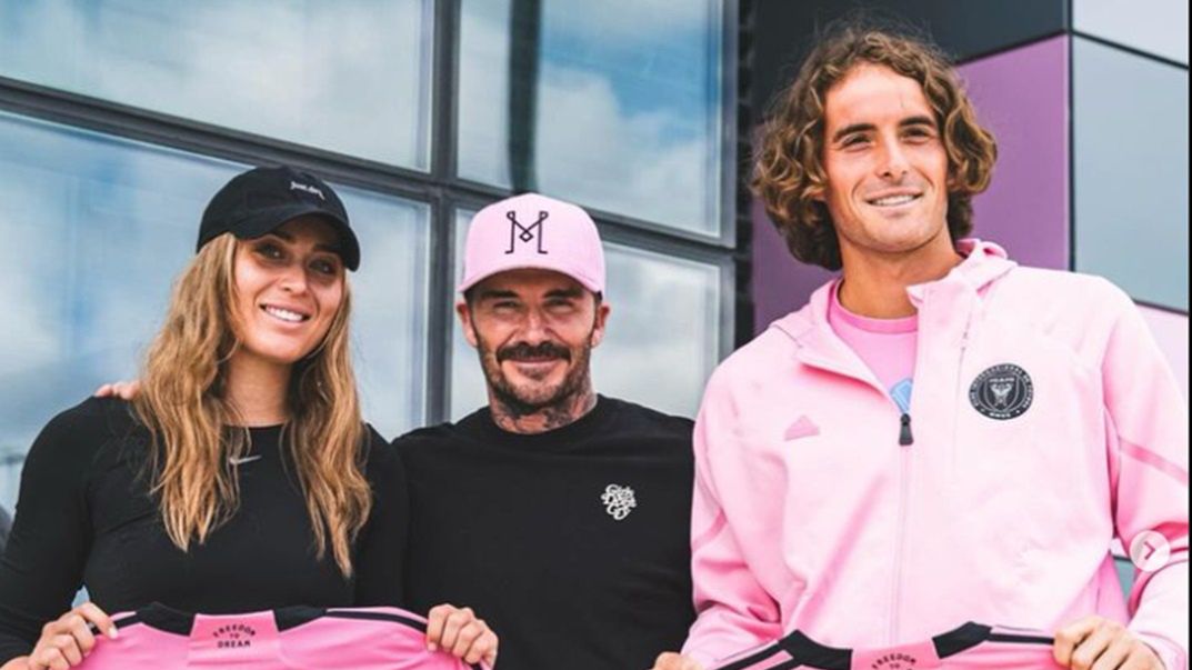 Na zdjęciu: Paula Badosa i Stefanos Tsitsipas, którzy pozowali z Davidem Beckhamem