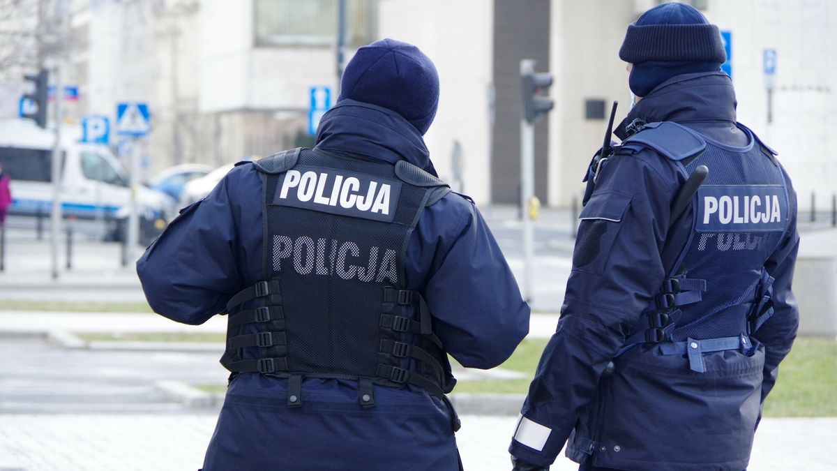 Warszawa Marek Bazak
PHOTO: ZOFIA I MAREK BAZAK / EAST NEWS   Warszawa Plac Pilsudskiego N/Z Patrol policji
ZOFIA BAZAK