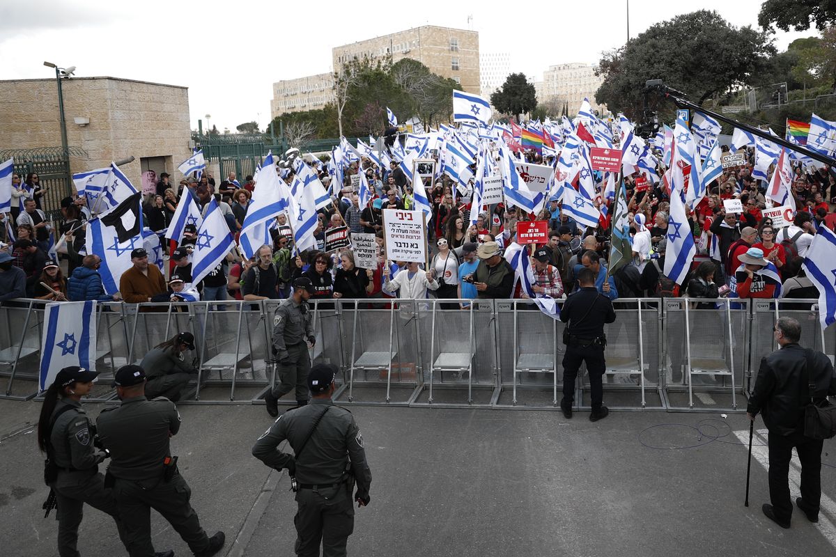 Protestujący także w poniedziałek zebrali się przed Knesetem w Izraelu.