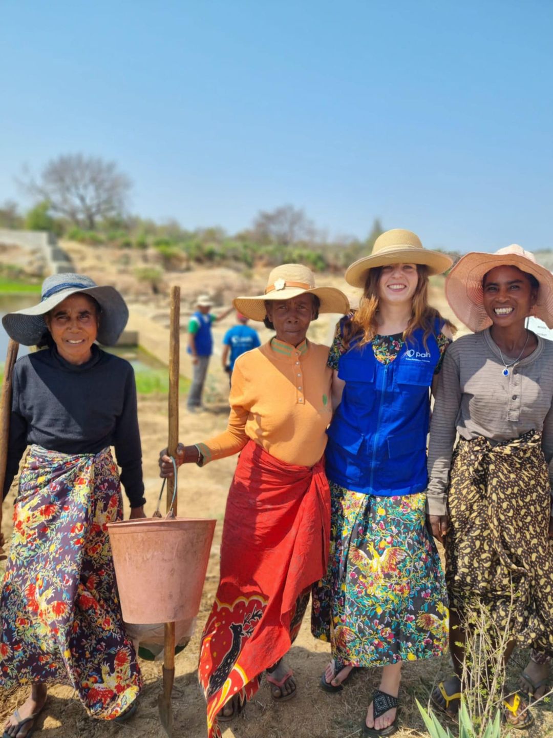 Kobiety korzystające z wody dostępnej dzięki tamie piaskowej